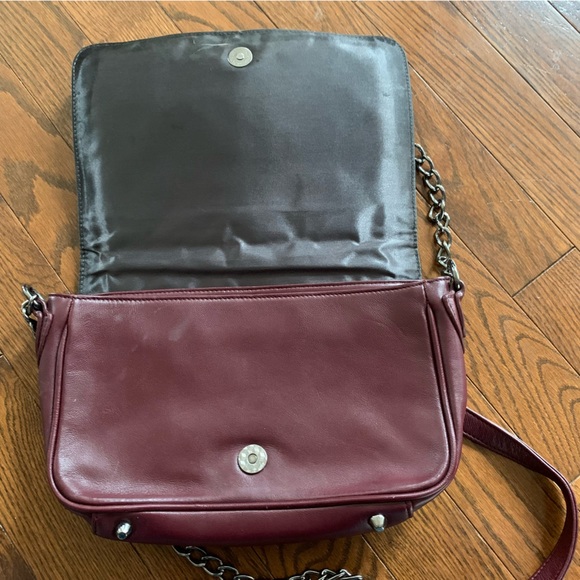 Danier Leather Crossbody Chain Strap - Picture 7 of 10